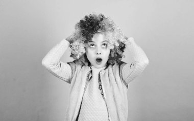 Circus okul konsepti. Çocuklar için oyunculuk okulu. Kariyer yeteneklerinde oyunculuk geliştirin. Kız sanatsal çocuk oyunculuk becerileri pratik. Çocuk renkli kıvırcık peruk yapay saç palyaço tarzı mavi arka plan