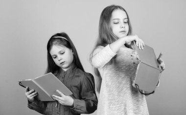 Eğitim ve çocuk edebiyatı. En sevdiğim masal. Kardeşler birlikte okumak için kitap seçerler. Sevimli kızlar kitapları seviyor. Gizli günlük. Okuryazarlık yoluyla kapılar açılıyor. Kitap veya bloknot ile çocuk kızlar