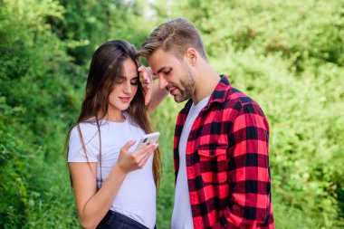 Gözetleme. Her zaman internette. Mobil bağımlısı. Sosyal ağlar. İnternette sörf yapıyorum. Adam seçici kıskanç kız arkadaşı mesajlaşma online. Online satın alın. İnternet bağımlılığı. Adam ve kız doğa akıllı telefon