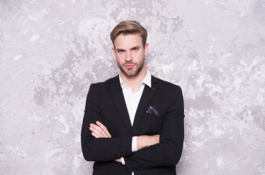 Adam iyi bakımlı yakışıklı maço giymek smokin. Berber dükkanı damadı. Moda kıyafetleri. Modern trend. Özel takım elbise. Moda dükkanı. Kiralık takım hizmeti. Olay için zarif moda kıyafeti. Centilmen modern tarzı