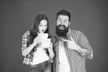 Tebrik ederim. Ailenle hafta sonu. çocuk günü. baba ve kızı sarılmak. küçük çocuk baba seviyorum. Aile. babası ile mutlu küçük kız. tatil ile tebrikler. doğum günü tebrikleri