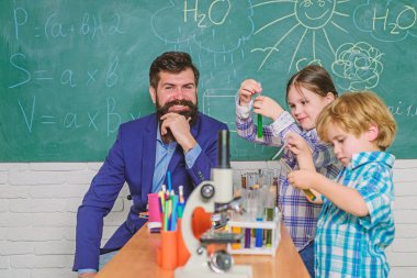 Kimya dersindeki öğrenciler. Okula geri dön. Eğitim kavramı. mutlu çocuk öğretmen. laboratuvarda deneyler yapan çocuk bilim adamları. Okul kimya laboratuvarı. Öğrenci hayatının tadını çıkarmak
