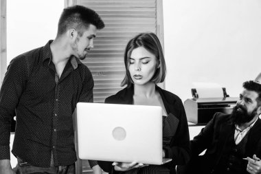 Erkek iş arkadaşlarıyla çalışan kadın çekici bir kadın. Ofis kolektif kavramı. İş arkadaşları iş görevlerini çözme iletişim kurar. Birlikte çalışıyoruz. Süreci yönetme. Çoğunlukla erkek işyerinde çalışan kadın