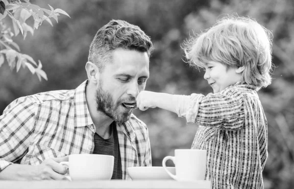 Babam ve çocuk dışarıda yemek yiyip beslerler. Sağlıklı beslenme alışkanlıkları geliştirmenin yolları. Bebeğini besle. Doğal beslenme kavramı. Oğlu doğal gıdalar besleme. Gelişim aşaması. Sağlıklı gıda — Stok fotoğraf