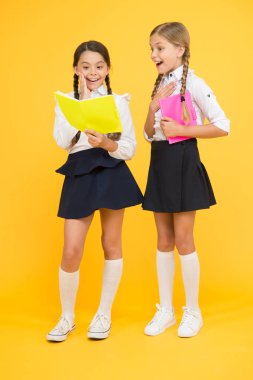 Okul arkadaşlığı. Okulda öğrenilir en önemli şey benlik saygısı destek ve dostluk olduğunu. Arkadaşlık hedefleri. Kitapları olan sevimli okul kızları. Okuldaki ilk gün. Dedikoduları paylaşmak kişisel günlük