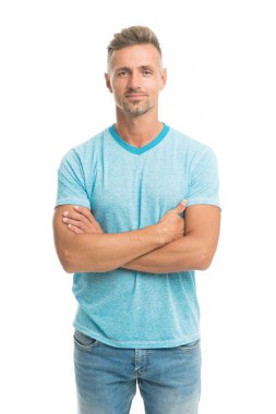Yakışıklı bir model. Erkek kıyafetlerinin son modellerini keşfedin. Rahat ve rahat hissediyorum. Erkek giyim ve şık kıyafetler. Adam gündelik tarzda yakışıklı görünüyor. Adam günlük kıyafet giyiyor. Moda konsepti