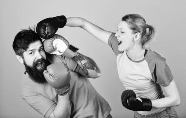 L'opportunité peut frapper. K.O. et énergie. deux entraînements en gants de boxe. Femme heureuse et homme barbu séance d'entraînement dans la salle de gym. des vêtements de sport. Combattez. entraînement avec entraîneur. punching, sport Succès. K.O. . — Photo