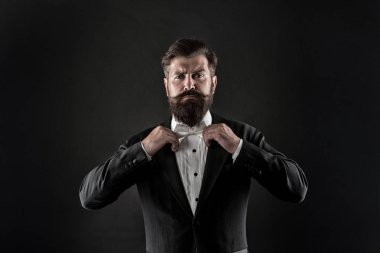 Papyon ile sakallı adam. İyi giyinmiş ve titizlikle temiz. Hipster resmi takım smokin. Vintage ve klasik arasındaki fark. Resmi olay elbise kodu. Klasik tarzda. Erkek giyim klasik kıyafet