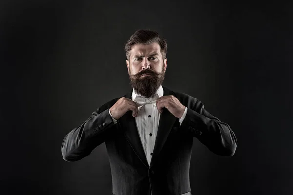 Bearded man with bow tie. Well dressed and scrupulously neat. Hipster formal suit tuxedo. Difference between vintage and classic. Official event dress code. Classic style. Menswear classic outfit — Stock Photo, Image