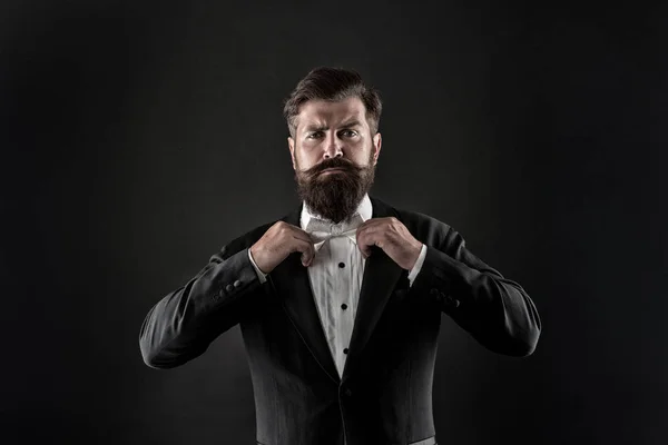 Homem barbudo com laço. Bem vestida e escrupulosamente arrumada. Um smoking de fato formal Hipster. Diferença entre vintage e clássico. Código de vestuário oficial do evento. Estilo clássico. Roupa masculina clássica — Fotografia de Stock