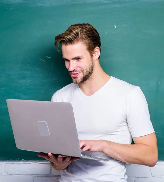 Homme travaillant en ligne. étudiant au cours d'e-learning. homme utiliser Internet 4g pour étudier. retour à l'école. école de commerce. éducation moderne en ligne. professeur d'université utilisent la technologie informatique — Photo