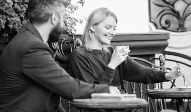 Diğer bekar insanlarla tanışmak ve onlarla bağlantı kurmak için normal bir yol. Tanışın, tanıdıklar olun. İnsanlarla ilk buluşmada buluşmak. Birkaç teraskahve içiyor. Casual tanıdık kamu yer buluşuyor. Romantik çift
