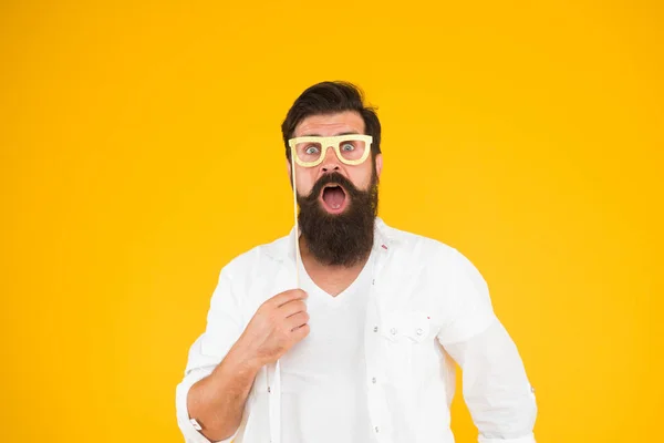 Accessori per feste. Di buon umore. Festeggiamenti. Occhiali nerd intelligenti. Il tizio con la barba e i baffi tiene gli occhiali da vista. Idee per feste in costume dell'ultimo minuto. Barbuto felice di unirsi partito — Foto Stock