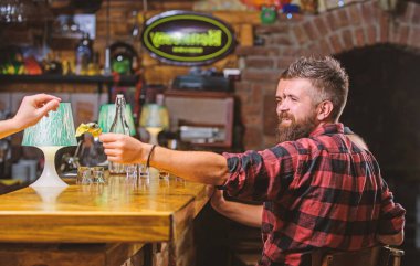 Nakit para kavramı. Barmen için ipuçları bırakın. Garsona verilen bahşiş. Bir alkol kokteyli daha. Adam bar tezgahında dolar para nakit tutun. Nakit ödeme. Barda içki ısmarlamak. Satın alma ve ödeme
