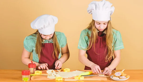 Yüksek sınıf pişirme evi. Küçük çocuklar birlikte yemek dersi alıyorlar. Aşçılık sınıfında kurabiye hazırlayan küçük kızlar. Pasta cılıkta ustalık sınıfı