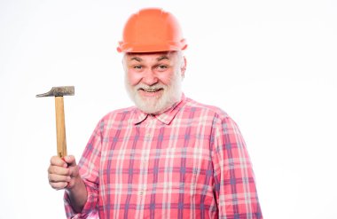 İş yerinde inşaat ustası. kask profesyonel tamirci. inşaat inşa. mimar onarım ve düzeltme. mühendis işçi. hardhat olgun sakallı adam. adam oluşturucu kullanımı çekiç aracı
