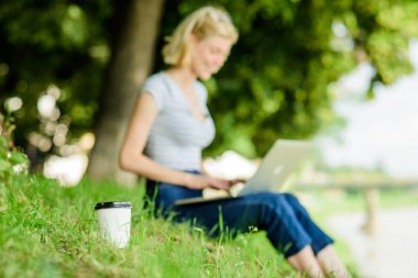 Günaydın. Blogger doğadan ilham geliyor. yaz online. Blogger sosyal ağ için içerik oluşturur. kadın iş online vardır. Web iletişimi. dizüstü bilgisayar ile kız. not defteri ile yazar