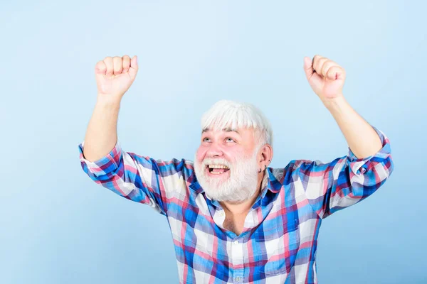 Sê o teu melhor. homem barbudo maduro em peruca branca. Conceito de queda de cabelo. avô na reforma. Homem sénior com barba cinzenta. barbeiro e cabeleireiro. moda masculina. cuidados de saúde. Velho e feliz avô — Fotografia de Stock