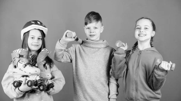 Únete al estilo de vida activo. Niños niñas y niños con patines mancuernas y bate de béisbol. Concepto de ocio activo. Grupo de adolescentes con equipo deportivo. Estilo de vida activo juvenil. Actividad deportiva para adolescentes — Foto de Stock