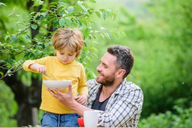 Sağlıklı beslenme kavramı. Bebeği besliyor. Çocuklar için menü. Aile ev yapımı yemeklerin tadını çıkarır. Baba oğul yemek yer ve eğlenir. Beslenme alışkanlıkları. Küçük çocuk ve baba yemek yiyor. Çocuklar ve yetişkinler için beslenme