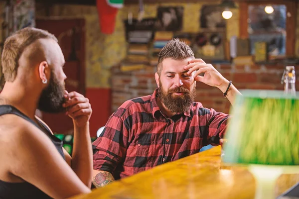 Conversación de almas gemelas borrachas. Hipster hombre barbudo brutal pasar el ocio con un amigo en el mostrador del bar. Hombres relajándose en el bar. Bebidas alcohólicas fuertes. Viernes de relajación en el bar. Amigos relajándose en el bar o pub —  Fotos de Stock