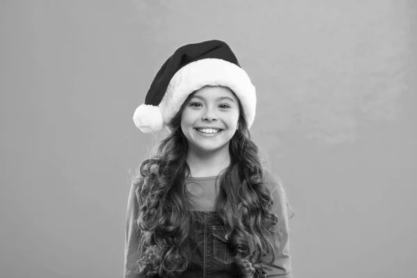 Niña con sombrero de santa. Regalo para Navidad. Infancia. Fiesta de año nuevo. Chico Santa Claus. Felices fiestas de invierno. Niña pequeña. Compras de Navidad. Diversión de Navidad. Disfrutando de la fiesta de Año Nuevo —  Fotos de Stock