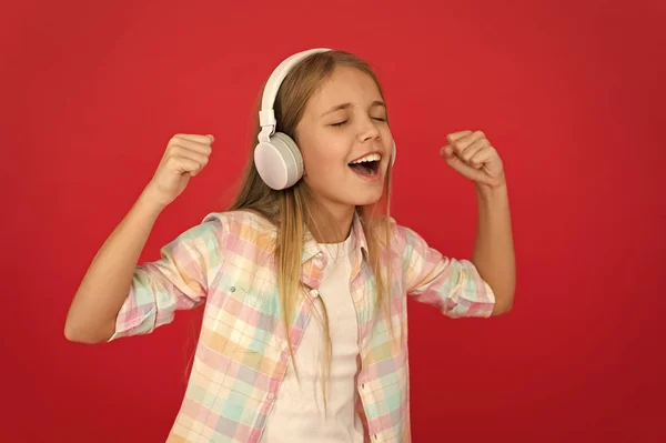 Niña escucha los auriculares de la canción. Canal de radio en línea. Niña escuchar música auriculares modernos. Obtener suscripción a una cuenta de música. Disfruta del concepto musical. La música siempre conmigo. Concepto de ocio — Foto de Stock