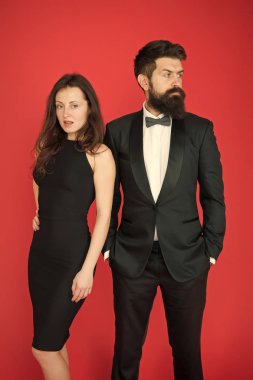 Tüm siyah kıyafet. Resmi olay kavramı. Sakallı adam giyim smokin kız zarif elbise. Olay ya da töreni ziyaret etti. Çift şık kıyafetler. Elit olay. Ana malzeme çekme kıyafet kuralları. Kurumsal partisi