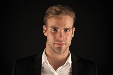 İş adamı iyi adam koyu arka plan bakımlı. İş insanlar saç modeli. İşadamı saç yüz bakımlı. Şık ve modern bir görünüm. Bakımlı maço. Mükemmel tarzı. Saç bakım ipuçları