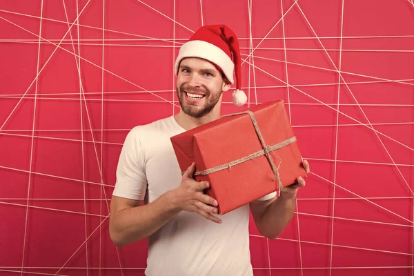 配信クリスマス プレゼント。クリスマス前に朝。サンタの帽子の男は、クリスマス プレゼントを保持します。クリスマスのオンライン ショッピング。明けましておめでとう。幸せなサンタ男。メリークリスマス。とても嬉しいです。親愛なるサンタ — ストック写真