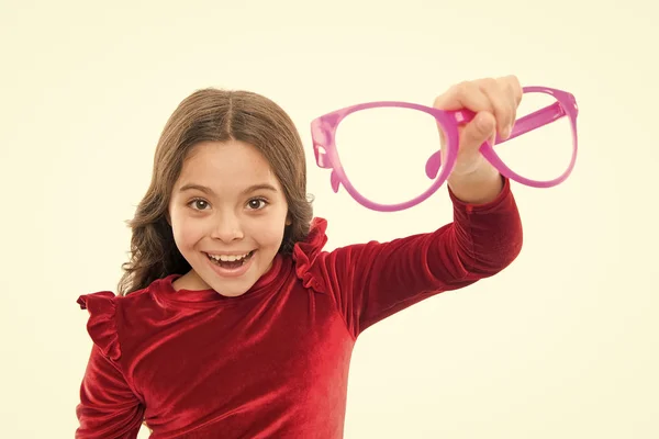 Kind blij met goed zicht. Gezichts- en gehoororgaan oog gezondheid. Gezichtsvermogen te verbeteren. Meisje kind dragen grote brillen geïsoleerde witte achtergrond. Optica en gezichtsvermogen behandeling. Daadwerkelijke uitoefening ogen zoomen — Stockfoto