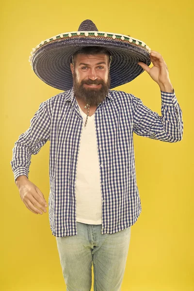 Mexikanischer bärtiger Typ bereit zum Feiern. Bräuche und Traditionen. Mann trägt Sombrero mexikanischen Hut. Urlaubsreise-Festival und Feiertage. Mitmachen. mexikanische Kulturkonzept. Mexikanischer Feiertag — Stockfoto
