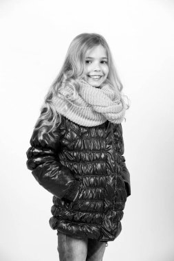 Uzun sarı saçlı çocuk modeli gülümsemesi.