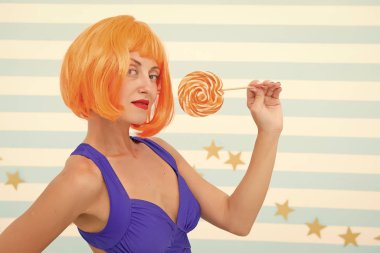 Lolipoplu mutlu poster modeli. Turuncu saçlı moda kızı iyi eğlenceler. Lolipopu olan havalı bir kız. Seksi bir kadın. Oyuncu modunda çılgın bir kız. Deliriyorum. Oyun zamanının tadını çıkarıyorum. Hoş görünüş. Çok eğlenceli.