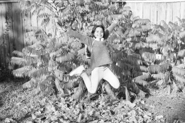 Dans etmek geldi. Kulaklıklar ile mutlu bir çocuk. Sonbaharda mutlu küçük çocuk. Müzik dinle küçük kız. Sonbahar günü küçük müzik fan. Frekans cennet dokunmak