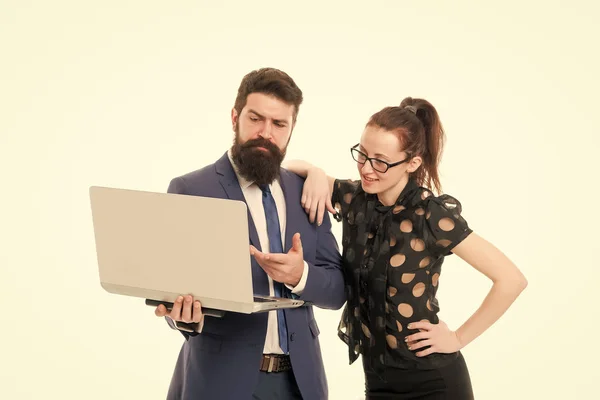 Relate o resultado do negócio. Relatório financeiro. Indicadores financeiros. Casal trabalhando usando laptop. Senhora de negócios verificar o que é feito. Lady chefe satisfeito com indicadores de negócios. Gerente mostrar resultado — Fotografia de Stock