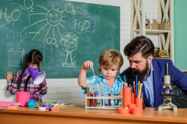 Kimya laboratuvarında sıvılarla deneyler yapıyor. bilim deneyleri yapan çocuklar. Eğitim. Okula geri dön. Kimya laboratuvarı. mutlu çocuk öğretmen. İyi notlar için çok çalışmak