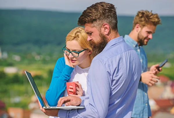 Dizüstü bilgisayar ve Mobil Internet çalışma açık avantajları alarak smartphone ile meslektaşları iş ortakları. Meslektaşları ile dizüstü doğa arka plan açık güneşli gün çalışırım. Mobil Internet kavramı — Stok fotoğraf