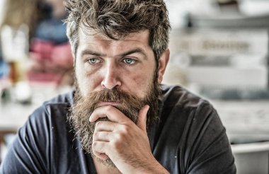 Düşünceli ruh hali kavramı. Önemli yaşam seçimleri yapmak. Zor bir karar verirken. Sakallı ve bıyıklı adam düşünceli sorunlu. Sakallı adam konsantre surat. Sakal düşünceli ifade ile Hipster