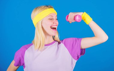 Tonda vücut nasıl edinilir. Acemi halter alıştırmalar. Kadınlar için nihai üst vücut egzersiz. Fitness kavramı. Kız ile Halter egzersiz. Fitness Eğitmen tutun küçük halter mavi arka plan