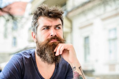 beklemek ve tonuk. Sakallı adam yalnızlık hisseder. acımasız erkeğin berbere ihtiyacı var. düşünceli adam açık. Yüz cilt bakımı. Sakallı olgun hipster. Mükemmel bir erkek. kopyalama alanı