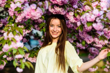 Muhteşem çiçek ve kadın güzelliği. Bahar çiçeğindeki kadın. Cilt için doğal kozmetik. Çiçek cenneti. Çiçek çiyi. Kiraz çiçeği çiçeğindeki kız. Sakura ağacı açıyor. Yumuşak ve yumuşak