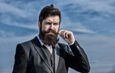 İşadamı gökyüzüne karşı. Gelecekteki başarı. Çevik iş. Kendine güvenen bir iş adamı. Girişim işi. Resmi moda. Sakallı adam. Sakallı, olgun bir hippi. Bıyıklı, vahşi, beyaz bir hippi.