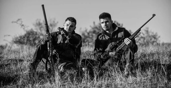 Jagers met geweren ontspannen in natuur omgeving. Hunter vriend genieten van vrije tijd in het veld. Jacht met vrienden hobby vrije tijd. Jagers gamekeepers ontspannen. Rest voor echte mannen concept. Bespreken van de vangst — Stockfoto