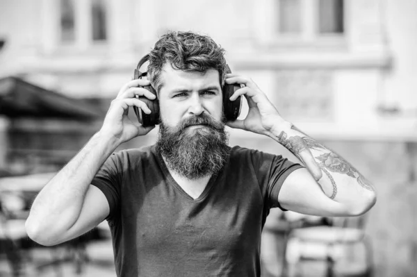 Hipster maduro con barba escuchando música. Hombre sentado escuchando música auriculares concepto. brutal hipster caucásico con bigote. Disfrutando de su música favorita. Hipster maduro con barba. Hombre barbudo — Foto de Stock