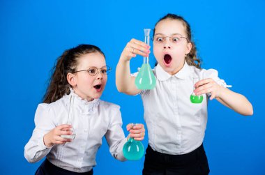 Şuna bak. Okula geri dön. test şişesi ile küçük akıllı kızlar. biyoloji eğitimi. çocuklar kimya laboratuarı nda çalışırlar. okul çocuk bilim adamı bilim eğitimi. sonuçlar hakkında sürpriz. sürpriz hissediyorum