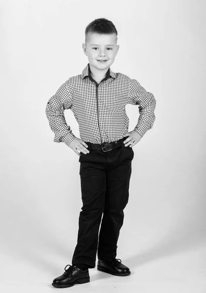 Escuela de negocios. La educación y el desarrollo. Un chico seguro. El niño pequeño usa ropa formal. Lindo chico traje de evento serio. Estilo impecable. Feliz infancia. Moda infantil. Pequeño empresario —  Fotos de Stock