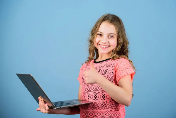 Ειδικού σχεδιασμού. ανάπτυξη της ψηφιακής εποχής των παιδιών. Παίξτε σέρφινγκ στο διαδίκτυο. ευτυχισμένο κοριτσάκι με σημειωματάριο. αγορές στο διαδίκτυο. σχολικής εργασίας. εκπαίδευση στο σπίτι. ξεκινήσετε την επιχείρησή σας. ζουν σε ψηφιακή εποχή — Φωτογραφία Αρχείου