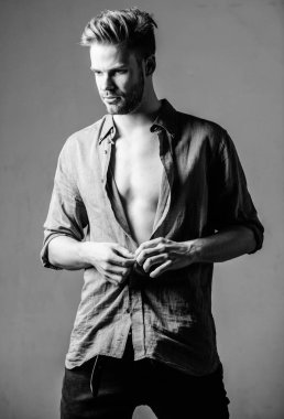 Özgür ve güvenli hissediyorum. Erkek moda güzellik. Seksi kas maço. Fitness diyet. Arzu ve günaha. Seksi çıplak gövde adamla altı paketi. Sporcu adam, saç bakımı. Spor sonra kas eğitmen