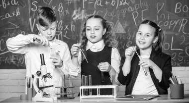 Bana ilham veriyor. Küçük çocuklar. Bilim. Bilim adamı kazanç kimya okul laboratuarında ufak çocuklar. Kimya bilim. Biyoloji deneyleri ile mikroskop. Laboratuvar mikroskop ve tüpler sınama